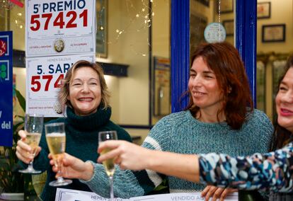 Las loteras de la administración de Lotería de la calle Ledesma, en el centro de Bilbao, celebran el premio 57421 donde han vendido 90 series de uno de los quintos premios de la Lotería.