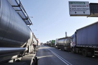 Largas colas de camiones italianos bloquean una carretera del puerto de G&eacute;nova (Italia).