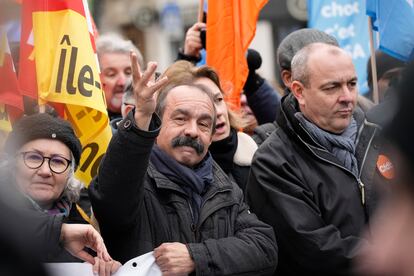 Los líderes sindicales, con el secretario general del sindicato CGT, Philippe Martínez, al centro, y el secretario general del sindicato de la Confederación Democrática del Trabajo de Francia (CFDT), Laurent Berger, a la derecha, encabezan una manifestación este martes 31 de enero en París.