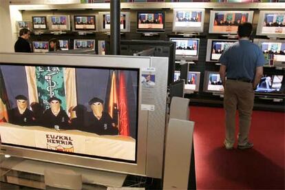 Monitores de televisin con el vdeo de ETA en una tienda de San Sebastin.