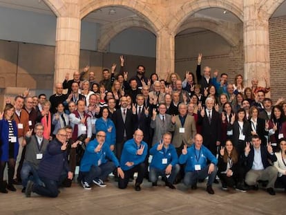 El director general de la Fundación Bancaria La Caixa, Jaume Giró, acompañado de representantes de las 39 delegaciones de la Asociación de Voluntarios de La Caixa en toda España, en la Casa del Cordón de Burgos.