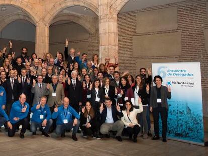 El director general de la Fundación Bancaria La Caixa, Jaume Giró, acompañado de representantes de las 39 delegaciones de la Asociación de Voluntarios de La Caixa en toda España, en la Casa del Cordón de Burgos.