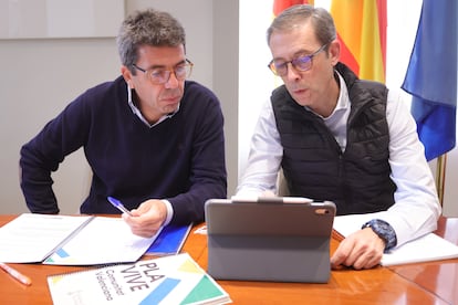 El presidente Carlos Mazón con el secretario autonómico de Vivienda, Sebastián Fernández.