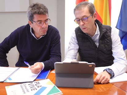 El presidente Carlos Mazón con el secretario autonómico de Vivienda, Sebastián Fernández.