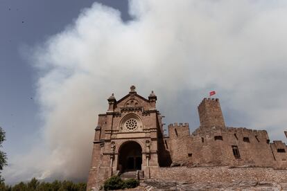 El incendio que afecta a la sierra navarra de Leyre ha llegado a las puertas de la localidad de Javier, en la comarca de Sangüesa, fronteriza con Aragón.