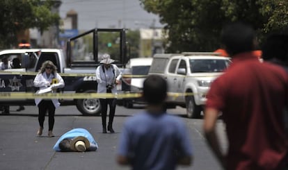 Javier Valdez, tendido en el suelo, tras ser asesinado.