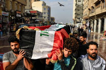 Varias personas portan un ataúd, envuelto en una bandera nacional, de un conductor de 'tuk tuk' que transportó a manifestantes heridos y que luego fue asesinado durante enfrentamientos.