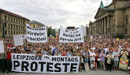 Unas 20.000 personas se manifiestan contra los recortes sociales, en Leipzig (este de Alemania) el pasado lunes.