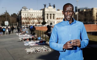 Serigne Mbaye, portavoz de la asociación de manteros y lateros de Madrid, en los aledaños de la estación de Atocha.