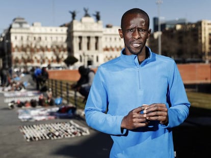 Serigne Mbaye, portavoz de la asociación de manteros y lateros de Madrid, en los aledaños de la estación de Atocha.