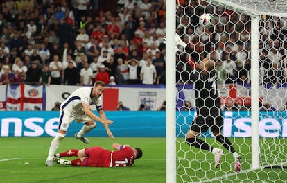 Predrag Rajkovic, portero de Serbia, para un cabezazo al inglés Harry Kane, que pudo suponer el 2-0 para Inglaterra.