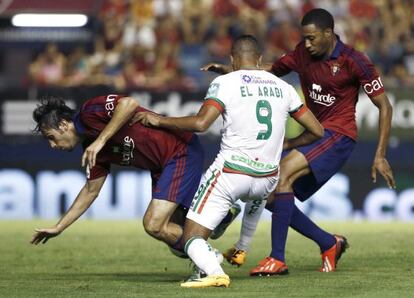 El Arabai lucha por el balón con Raoul y Arribas.