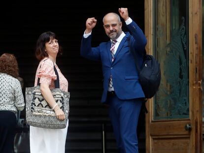 GRAFCAT2074. BARCELONA, 28/06/2023.- El exconseller de Interior Miquel Buch, acompañado por su pareja Cesca Domenech, a su llegada a la Audiencia de Barcelona donde desde este miércoles se le juzga acusado de fichar como asesor a un sargento de los Mossos para que siguiera ejerciendo de escolta del expresidente Carles Puigdemont tras su huida de España, unos hecho por los que la Fiscalía pide 6 años de cárcel y 27 de inhabilitación. EFE/Marta Pérez
