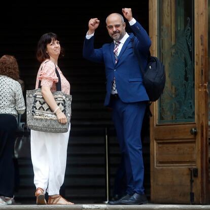 GRAFCAT2074. BARCELONA, 28/06/2023.- El exconseller de Interior Miquel Buch, acompañado por su pareja Cesca Domenech, a su llegada a la Audiencia de Barcelona donde desde este miércoles se le juzga acusado de fichar como asesor a un sargento de los Mossos para que siguiera ejerciendo de escolta del expresidente Carles Puigdemont tras su huida de España, unos hecho por los que la Fiscalía pide 6 años de cárcel y 27 de inhabilitación. EFE/Marta Pérez
