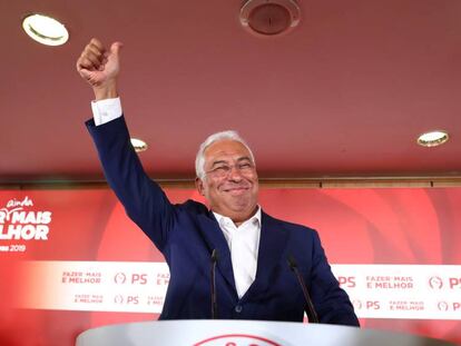 El líder del Partido Socialista, Antonio Costa, celebra los resultados electorales