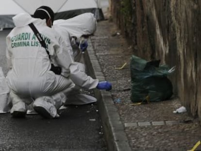 Agentes de Criminal&iacute;stica recogen muestras en la calle de Isaac Peral.