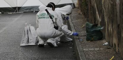 Agentes de Criminal&iacute;stica recogen muestras en la calle de Isaac Peral.