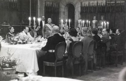 Franco en la cena de gala en el Saló de Cent del Ayuntamiento el 26 de enero de 1942