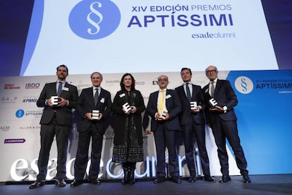 De izq.a dch.: José Julio Figueroa; director de la asesoría jurídica de Acciona, Luis de Carlos, presidente de Uría Menéndez; Cani Fernández, presidenta de la CNMC; Juan Luis Delgado, director de la asesoría jurídica de Grupo Másmovil; Xavier Pujol, director de la asesoría jurídica de Alantra; y Rafael Fontana, presidente de Cuatrecasas.