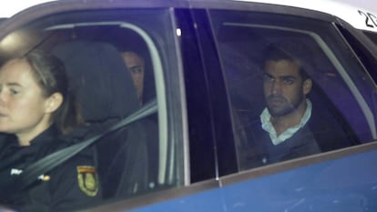 Dos miembros de La Manada salen del Palacio de Justicia de Pamplona.
