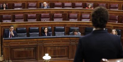 El presidente del Gobierno, Pedro Sánchez (i) escucha al líder de la oposición, Pablo Casado (de espaldas) durante la sesión de control al ejecutivo en el Congreso en Madrid este miércoles.