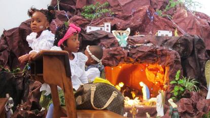 Unos niños durante la misa de Navidad en la iglesia de San Agustís y San Fidel de la Goulette