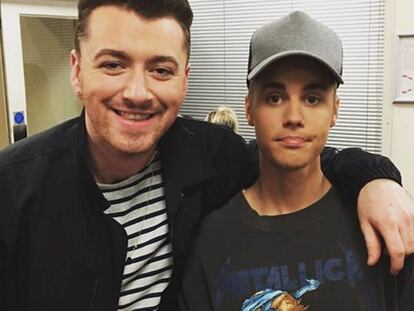 Los cantantes Sam Smith y, a la derecha, Justin Bieber con una camiseta de Metallica.