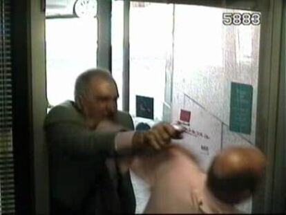 Antonio Padilla, durante el atraco a una sucursal bancaria.