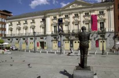 Fachada actual del Teatro Español de Madrid, con la estatua de Lorca delante.