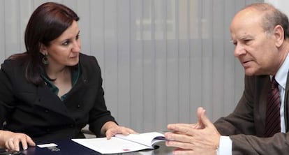 La consejera de Educaci&oacute;n y Cultura, Mar&iacute;a Jos&eacute; Catal&agrave;, y el presidente de la Acad&egrave;mia Valenciana de la Llengua, Ramon Ferrer, en una reuni&oacute;n.