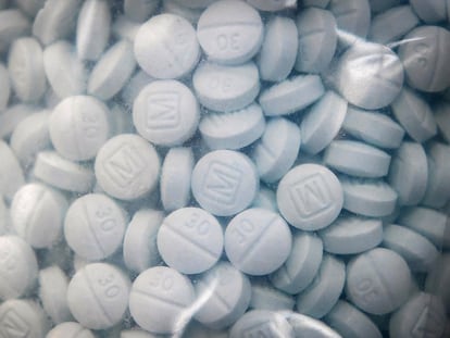 Una bolsa de pastillas falsas del analgésico oxicodona que contienen en realidad fentanilo, incautadas este mes ene el puerto de Sand Diego.