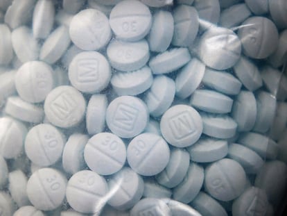 Una bolsa de pastillas falsas del analgésico oxicodona que contienen en realidad fentanilo, incautadas este mes ene el puerto de Sand Diego.