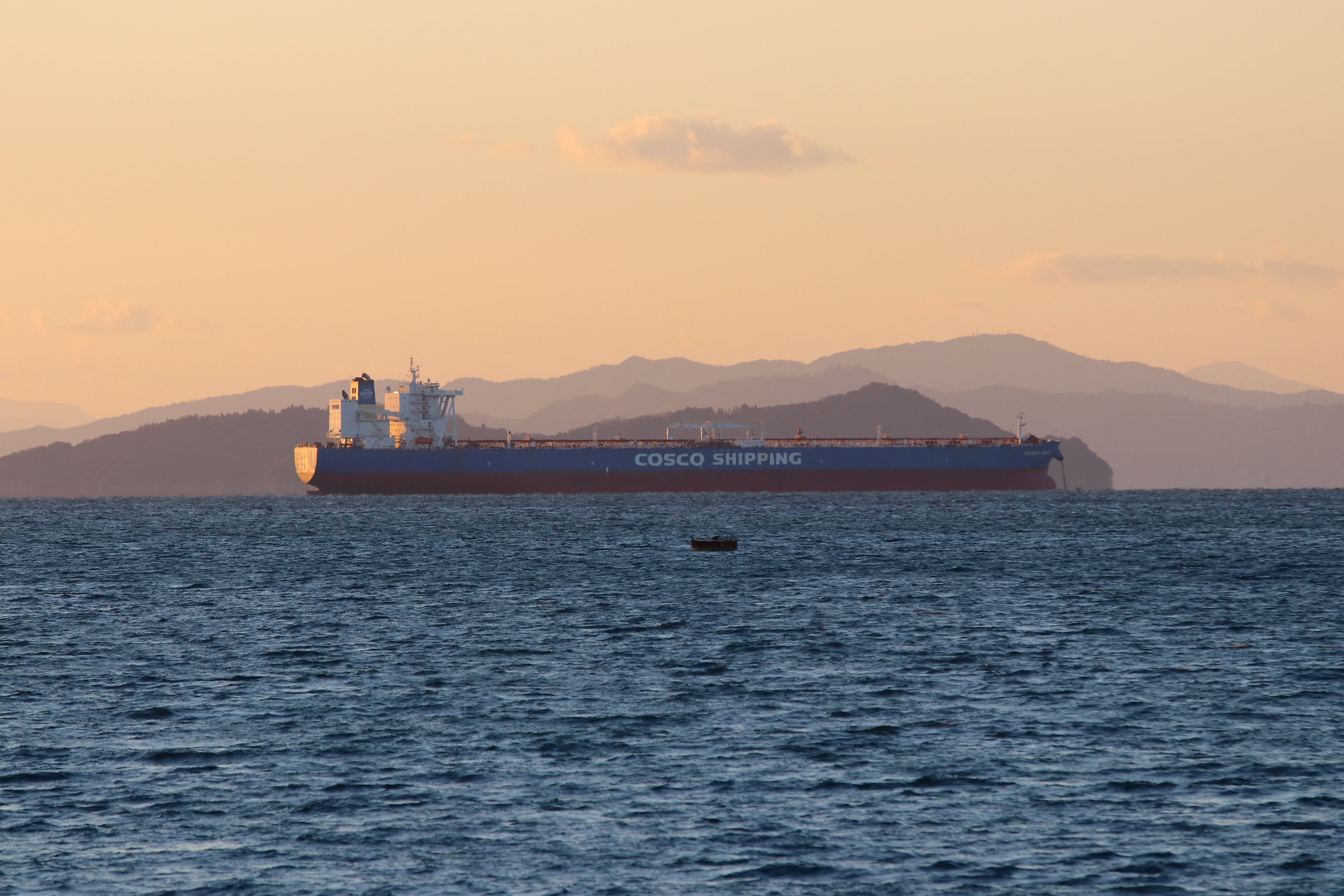 Las aseguradoras restringen la cobertura de riesgo en el mar Rojo y agravan la venta del petróleo saudí