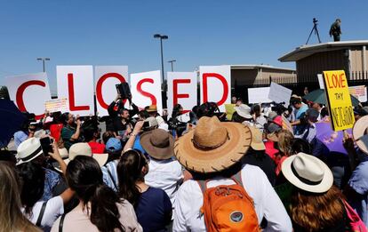 La gente protesta contra la política de la administración Trump de separar a las familias inmigrantes sospechosas de ingresar ilegalmente, frente al edificio de Aduanas y Protección Fronteriza de EE. UU, en El Paso, Texas.