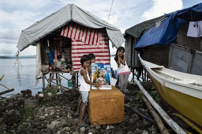 Tacloban, Filipinas. La imagen está tomada en 2014, un año después del paso por las Islas Bisayas del tifón Haiyan (conocido localmente como 'Yolanda'), que dejó miles de muertos y desaparecidos y más de 10 millones de personas afectadas. <p>La cooperación española en Filipinas trabaja con las autoridades locales en la preparación de respuesta ante desastres. El país asiático es el cuarto del mundo que más desastres naturales ha sufrido en los últimos 20 años y de los que más sufren los efectos del calentamiento global.</p> <p>La Aecid afirma que el medioambiente es "un bien público global" y por eso incorpora a sus intervenciones medidas que tengan en cuenta su impacto ambiental. Asimismo, afirma el organismo, promueve la conservación de los ecosistemas, la habitabilidad y la lucha contra el cambio climático. Según la Oficina de la ONU para la Coordinación de Asuntos Humanitarios (OCHA), el cambio climático es el principal causante del incremento de las necesidades de asistencia humanitaria en el mundo, debido al aumento del número e intensidad de los fenómenos meteorológicos extremos. </p>