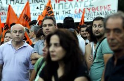 Empleados municipales y maestros protestaban ayer frente al Ministerio de Finanzas de Grecia, en Atenas.