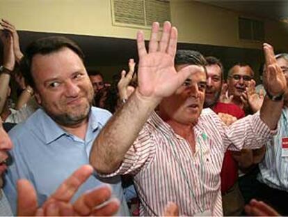 José Antonio Viera saludaba ayer tras su victoria en el congreso del PSOE de Sevilla. A la izquierda, Alfredo Sánchez Monteseirín.