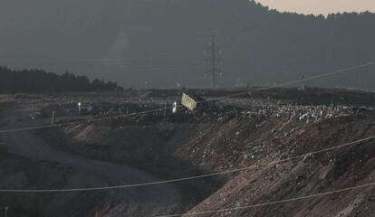 Un camión descarga en el vertedero de Alcalá de Henares.