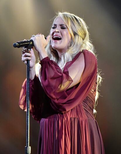 Carrie Underwood canta en el escenario del Microsoft Theater de Los Ángeles, California, en los American Music Awards.