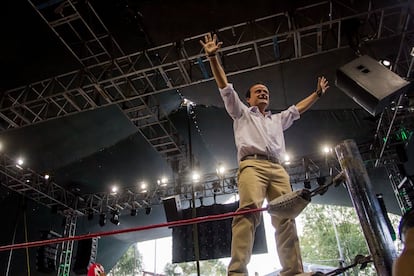 Mikel Arriola, arriba de un ring, durante un acto de campaña.