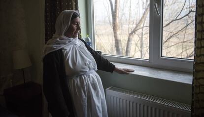 Una mujer yazid&iacute; refugiada en Grecia mira por la ventana de su habitaci&oacute;n de hotel en la localidad de Agios Athanasios, cerca de Tesalonika, el pasado 21 de diciembre.