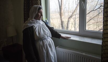Una mujer yazidí refugiada en Grecia mira por la ventana de su habitación de hotel en la localidad de Agios Athanasios, cerca de Tesalonika, el pasado 21 de diciembre.