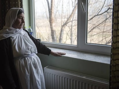 Una mujer yazid&iacute; refugiada en Grecia mira por la ventana de su habitaci&oacute;n de hotel en la localidad de Agios Athanasios, cerca de Tesalonika, el pasado 21 de diciembre.