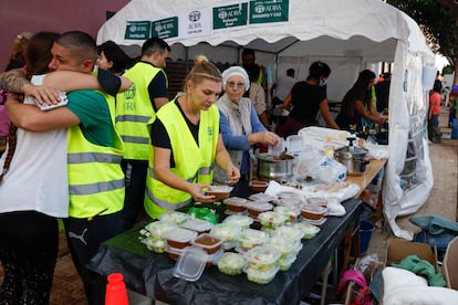 Varios voluntarios reparten alimentos en Catarroja, este viernes.