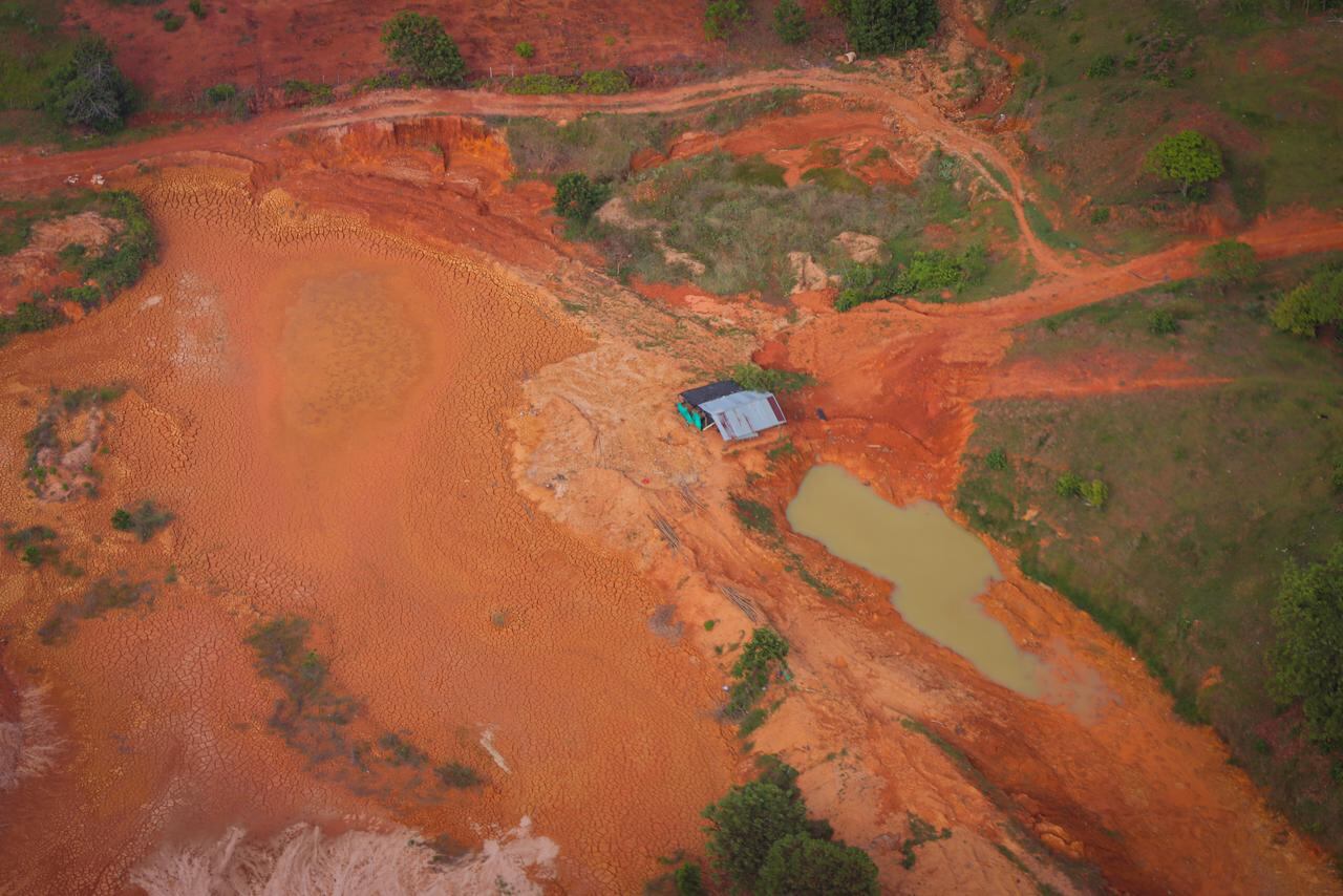 Vista aérea de un asentamiento junto a un sitio donde se lleva a cabo minería ilegal.
