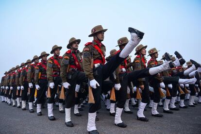 Soldados indios durante los ensayos para el próximo desfile del 67º aniversario del Día de la República, celebrado en Nueva Delhi (India).