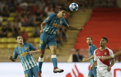 El centrocampista del Atlético de Madrid Rodrigo Hernández salta para cabecear el balón durante una jugada del partido.