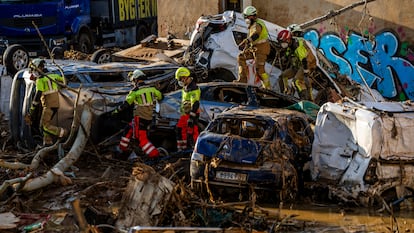 Los bomberos trabajaban el miércoles en los efectos de la dana en Catarroja (Valencia).