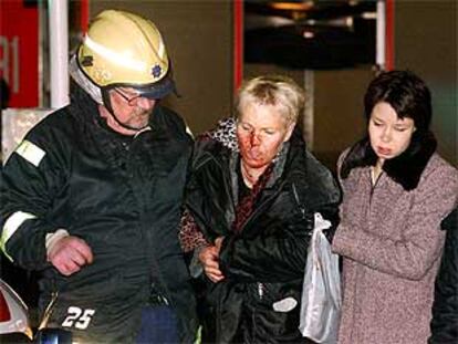 Una mujer herida es atendida por los servicios de emergencia en el lugar del atentado, el viernes, en Helsinki.