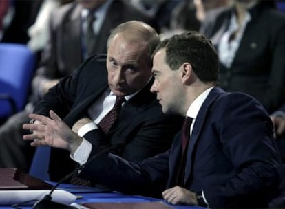 Vladímir Putin (izquierda) y Dmitri Medvédev, durante el Congreso del partido Rusia Unida, celebrado ayer en San Petersburgo.